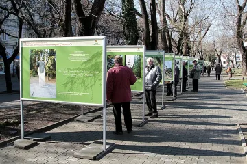 Атонски монаси засаждат ритуално 12 дръвчета в Аязмото