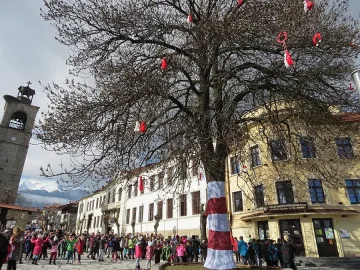 Деца от Банско украсиха дърво с мартеници 