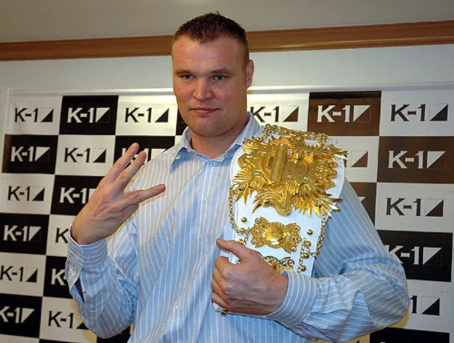 Най-успешният кикбоксьор идва в София