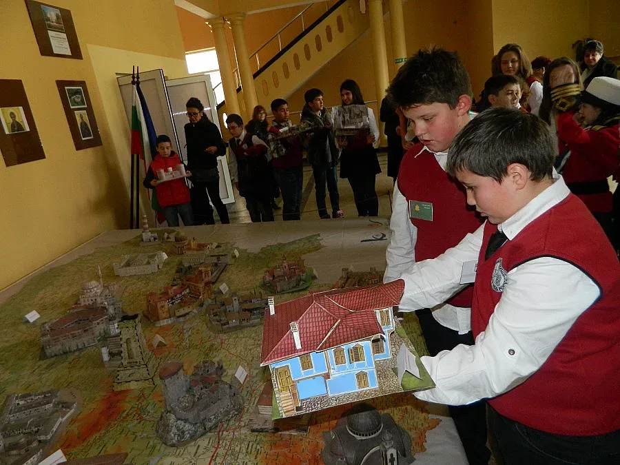 Петокласници правят макети на крепости
