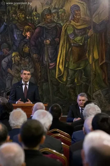 Плевнелиев: Политиците да оставят армията