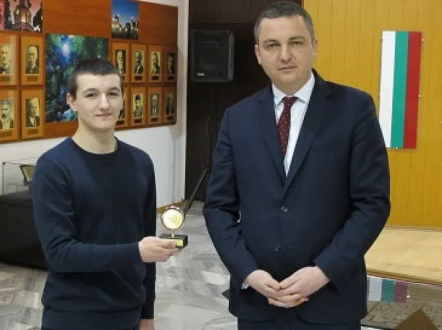 Ученик следи с джиесем автобусния трафик