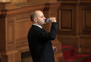 Радан Кънев гласува против дълга