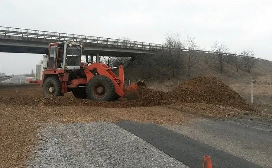 Полуремарке се обърна на АМ "Тракия" и разсипа товара си