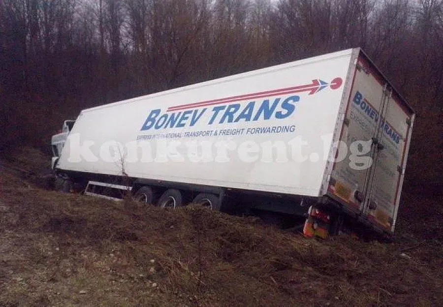 ТИР излетя от пътя край Враца