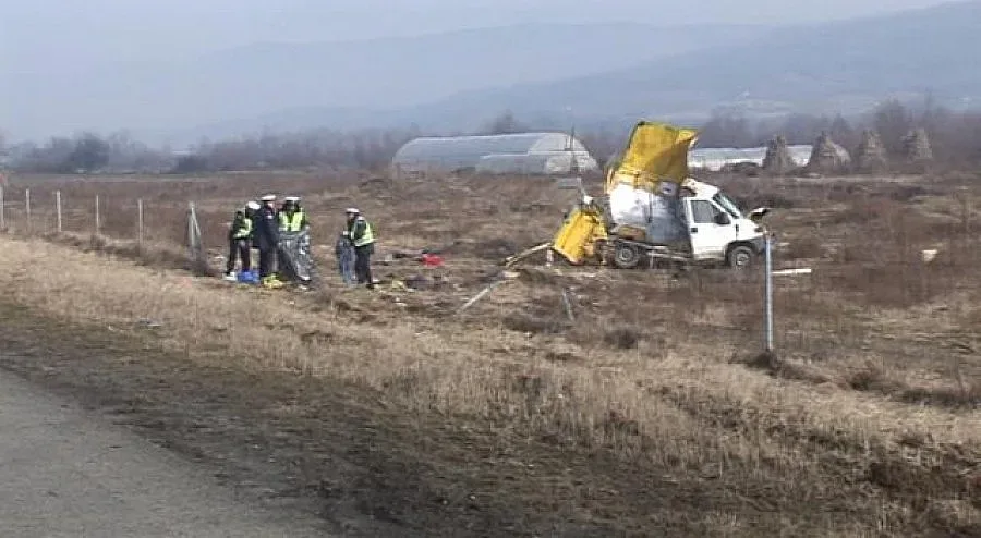 Катастрофира бус с нелегални имигранти