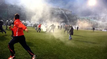 Фенове подпалиха дербито на Гърция