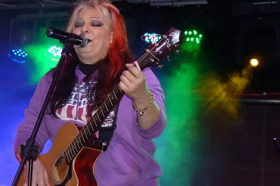 Милена черпи фенове с торта за ЧРД