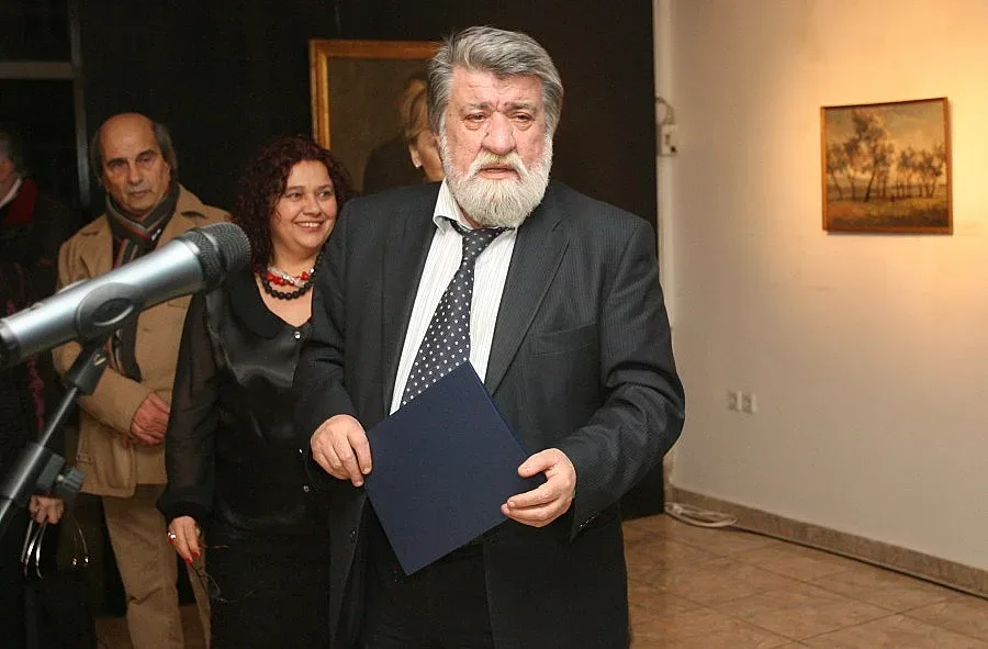 Вежди мисли лого на България