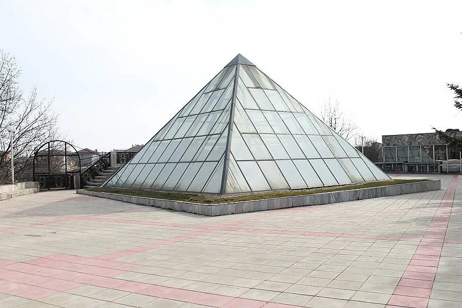 Пирамида като пред Лувъра отваря врати в Каварна