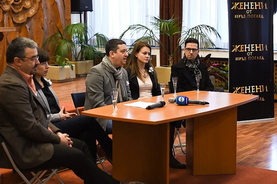 Дами се омъжват, но не знаят за кого