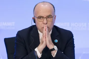 Франция попречи на шестима да станат част от ИД