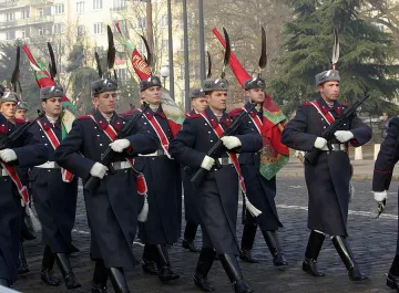 Преобличат армията до 1 година 