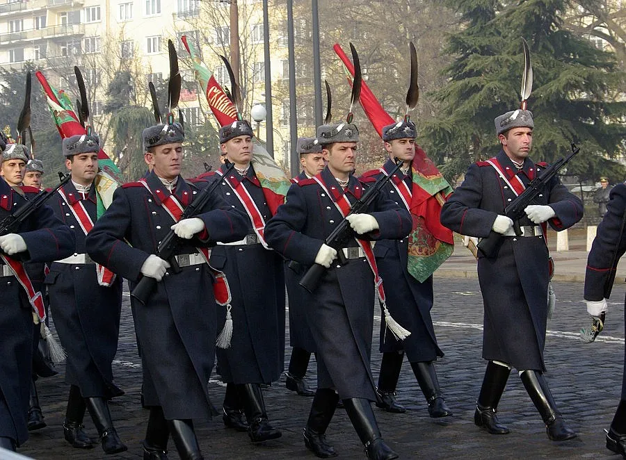 Преобличат армията до 1 година