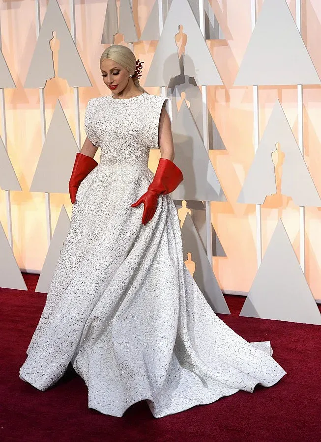 ВИДЕО: Лейди Гага с изненадващо нежно изпълнение на Оскарите