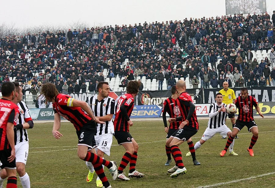 Фенове на "Локо" (Пд) се сбиха, арестуват ги