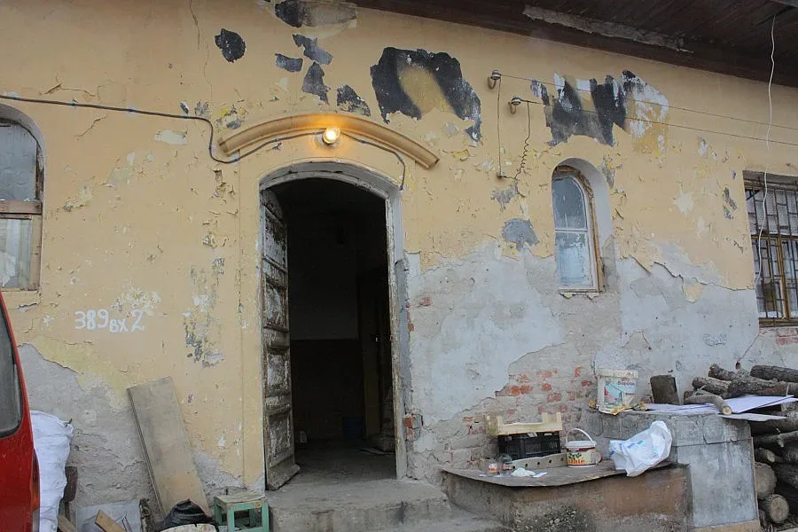 Царски градинар драсна клечката на жена си