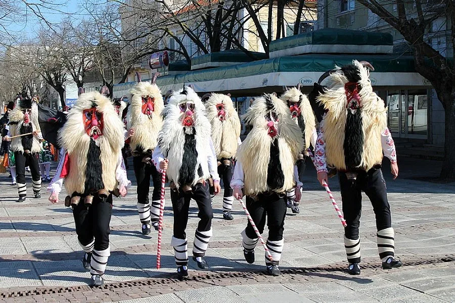 Кукери гониха злото, хората прескачаха огньове за здраве