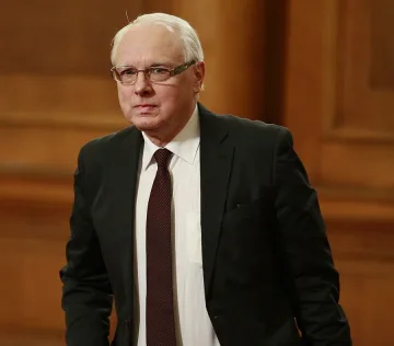 Енчев кани интелектуалци, натикани в ъгъла на живота