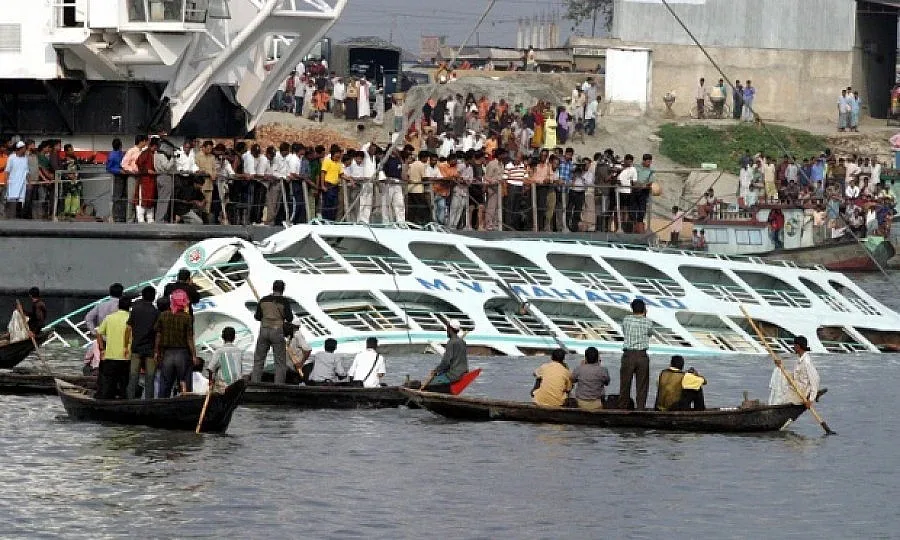 Ферибот се обърна в Бангладеш, търсят оцелели