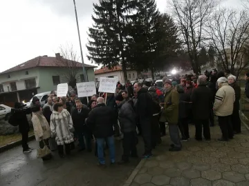 Доброволци денонощно на крак заради депо за боклук