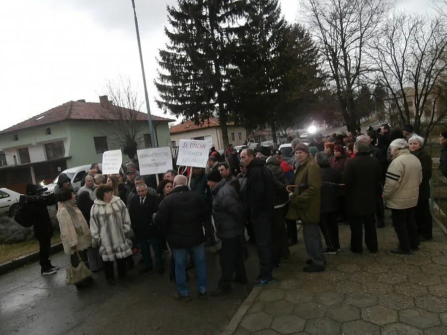 Доброволци денонощно на крак заради депо за боклук