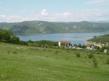 Огън унищожи 100 бали слама, 10 кубически метра дърва за огрев и крава