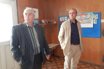 Селски управник и хлапета комшии в кметство