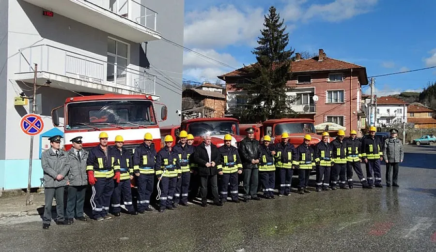 Нова екипировка и емблеми за доброволци – огнеборци