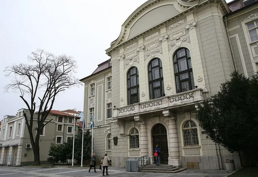 Община хвърли спасителен пояс на "Ботев" и "Локо"