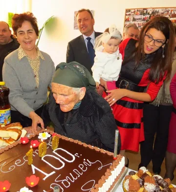 Баба Манка почерпи с торта за 100-годишен юбилей