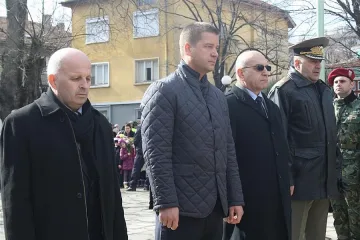 Старозагорци извиха опашка, за да остяват цвете пред паметника на Левски