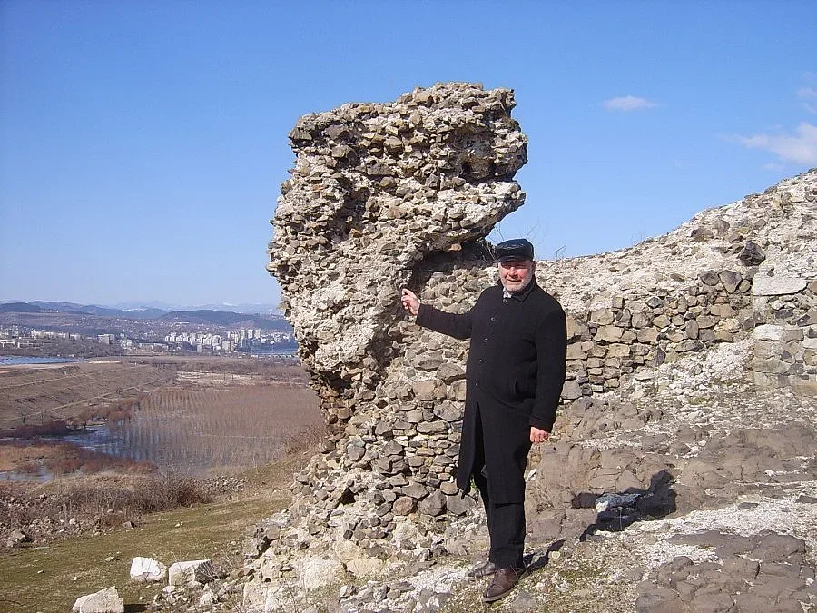 Иманяри къртят легендарен замък