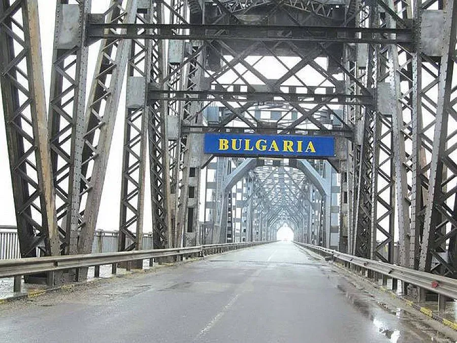 Хванаха 44 мигранти сред ябълки в камион на Дунав мост