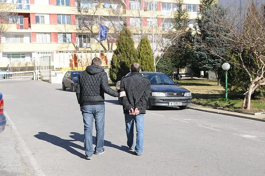 Закопчаха с белезници телефонни измамници