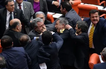 Бой в турския парламент, ранени са 5 депутати