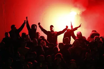 ВИДЕО: Грозно и расистко поведение на фенове на Челси в Париж