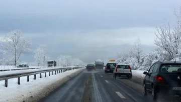 Заледени пътища в планинските проходи на Пиринско