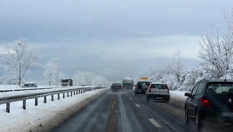 Заледени пътища в планинските проходи на Пиринско