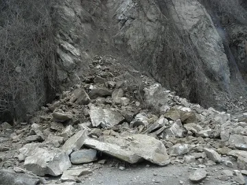 Скални отломки паднаха върху пътя в прохода Предел
