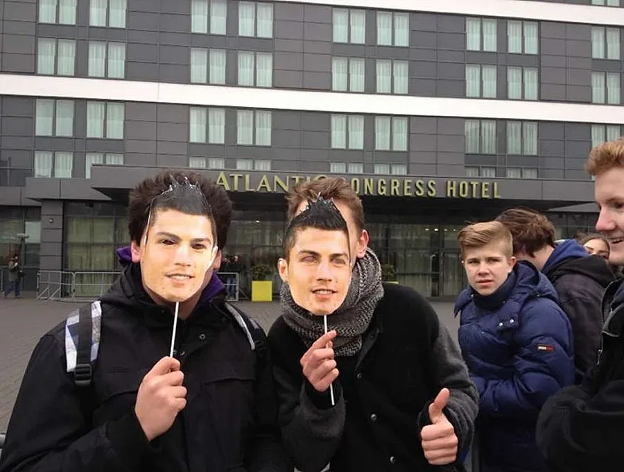 Гонят маскирани от хотела на "Реал"