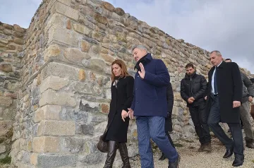 Министър рекламира античната крепост на Монтана
