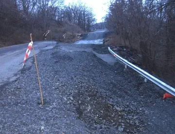 Временен път заобикаля свлачището в района на село Звездел