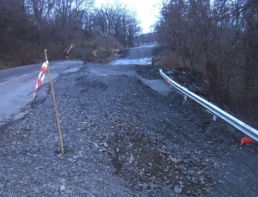 Временен път заобикаля свлачището в района на село Звездел
