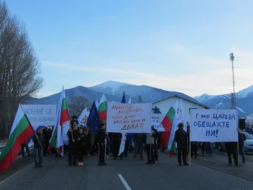Банскалии блокират пътя за Гърция с искане за втори лифт
