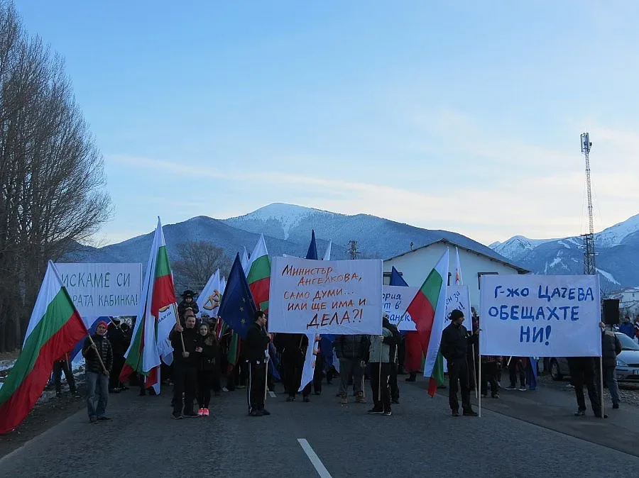 Банскалии блокират пътя за Гърция с искане за втори лифт