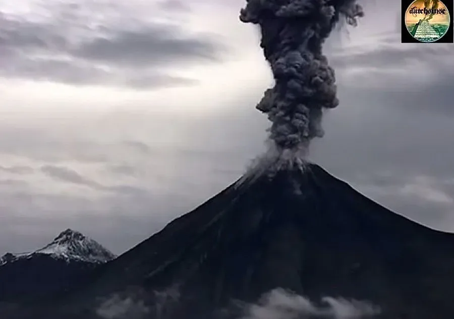 Зрелищно изригване на вулкана в Мексико (ВИДЕО)