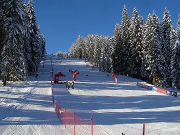 Нови ски и екипировка за децата от Клуб „Разлог"