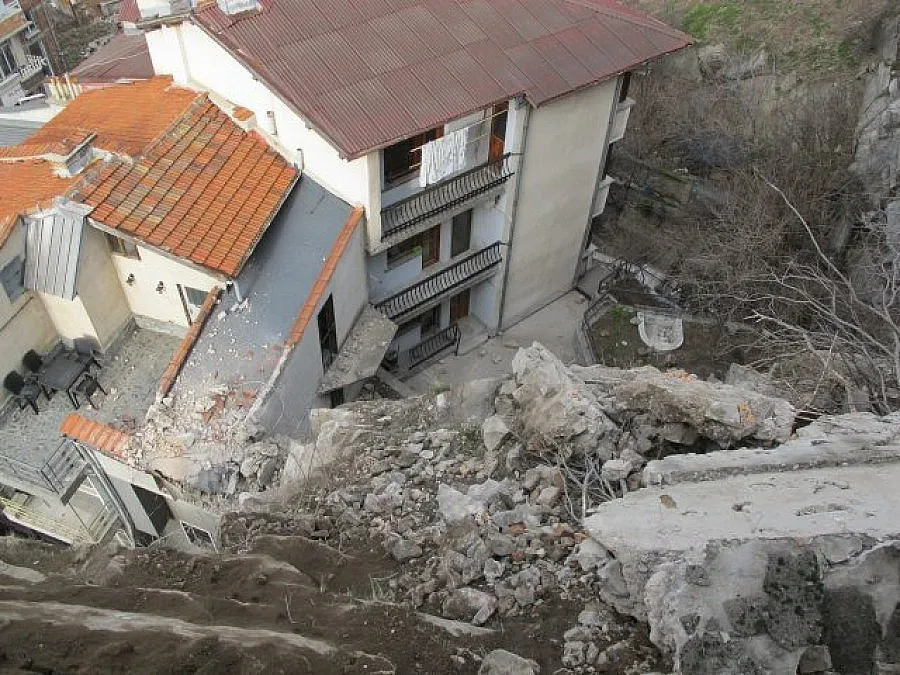 Камъните падат, падат от небето, в Стария Пловдив 