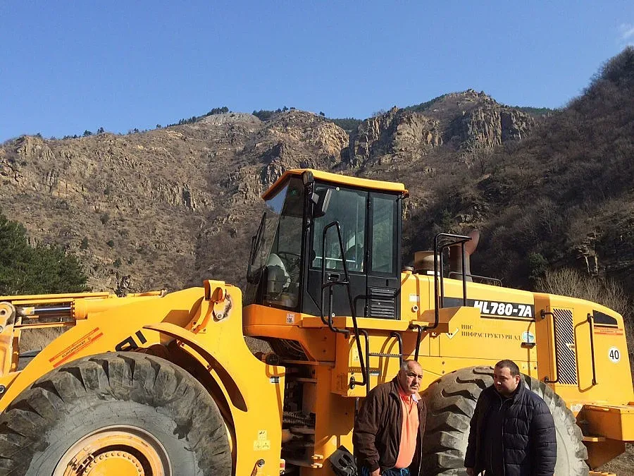 Разчистват с взривове пътя Девин- Кричим